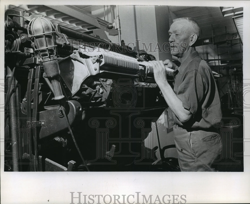1968 Press Photo Al Lange composing room machinist for the Sentinel-35 years-Historic Images