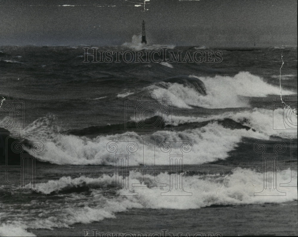 1958 Press Photo Marker Light in Foul weather and high waves on Lake Michigan-Historic Images