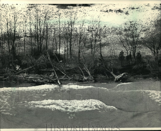 1987 Press Photo Waves Batter Shoreline at Lake Michigan Causing Erosion - Historic Images