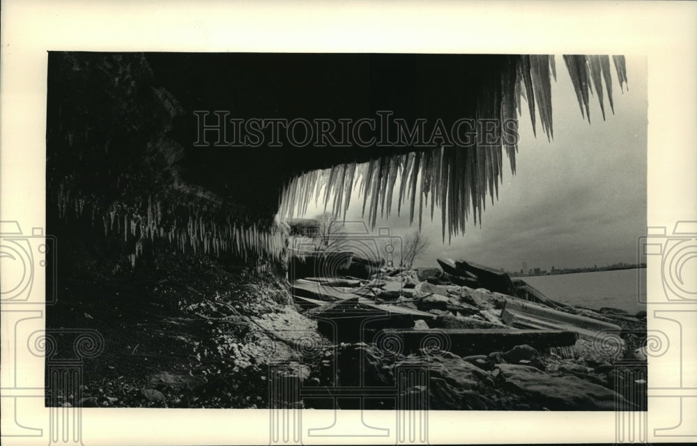 1987 Press Photo Icicles and Wintry Wreckage on Lake Michigan Shoreline - Historic Images