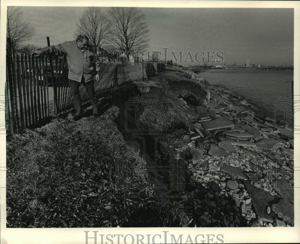 1987 Press Photo Co. Supervisor Examines Bluff on Lake Michigan Damaged in Storm - Historic Images