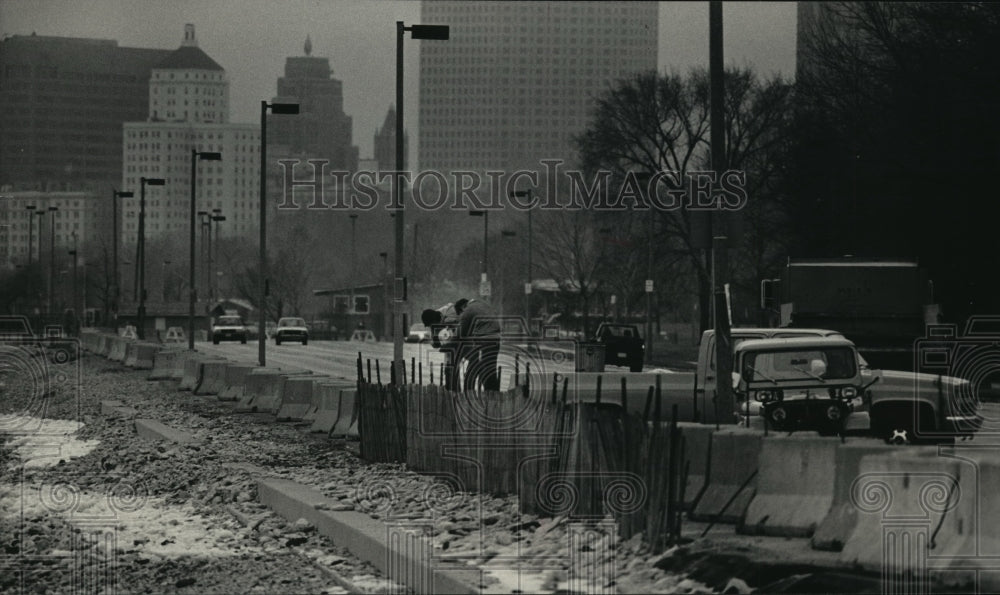 1986 Press Photo City Workers Install Metal Rods in Concrete to Stop Erosion - Historic Images