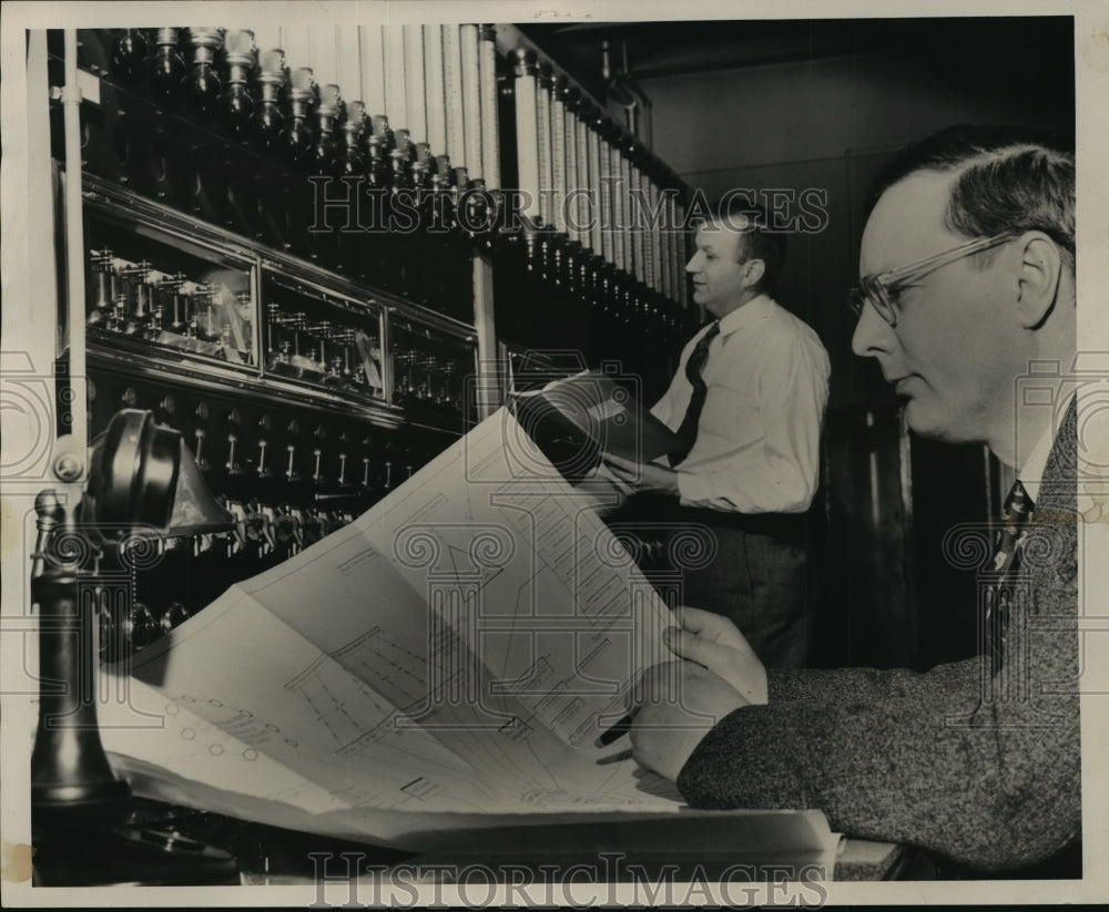 1951 Press Photo Frank Zeidler sitting at desk with schematics - mja42227-Historic Images