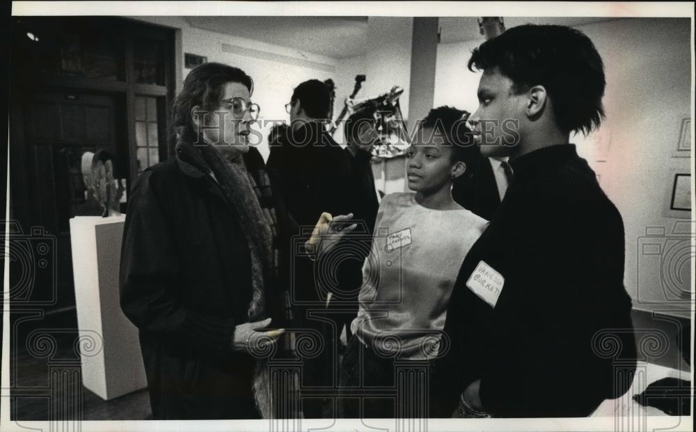 1990 Press Photo Students speak with Isabel Bader during the UWM Museum exhibit.-Historic Images