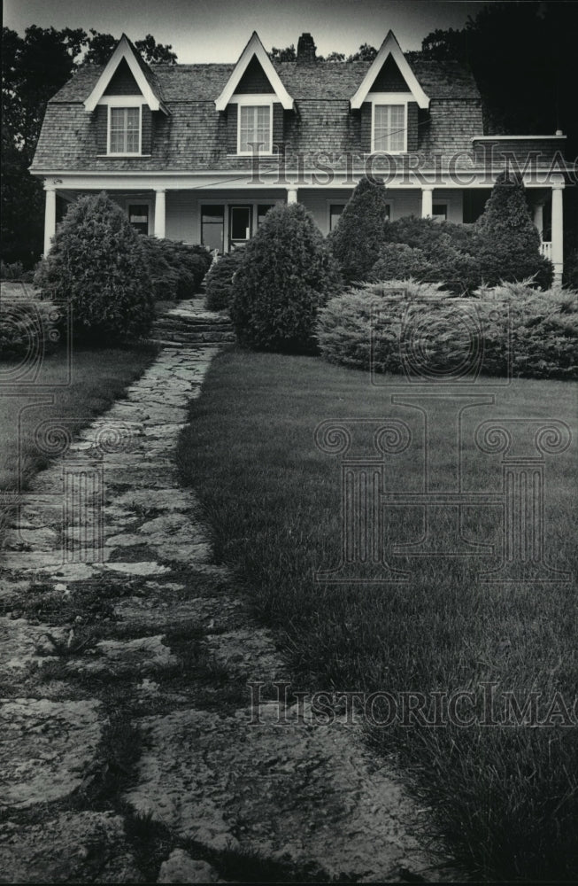 1985 Press Photo The Tarnutzers' five gabled home was built in 1901. - mja42255-Historic Images