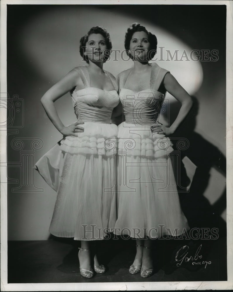 1975 Press Photo The singing Lane Twins - mja42268 - Historic Images