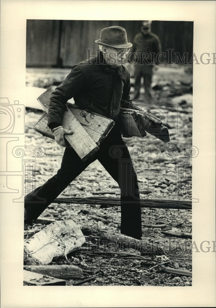 1987 Press Photo  Man collects wood after a winter storm on shores of Lake Mich. - Historic Images