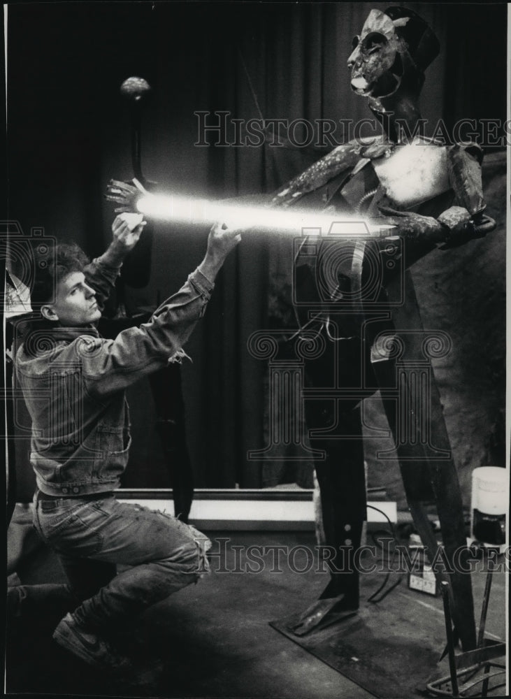 1992 Press Photo John Zehren ,a sculptor of welded steel with his creation.-Historic Images