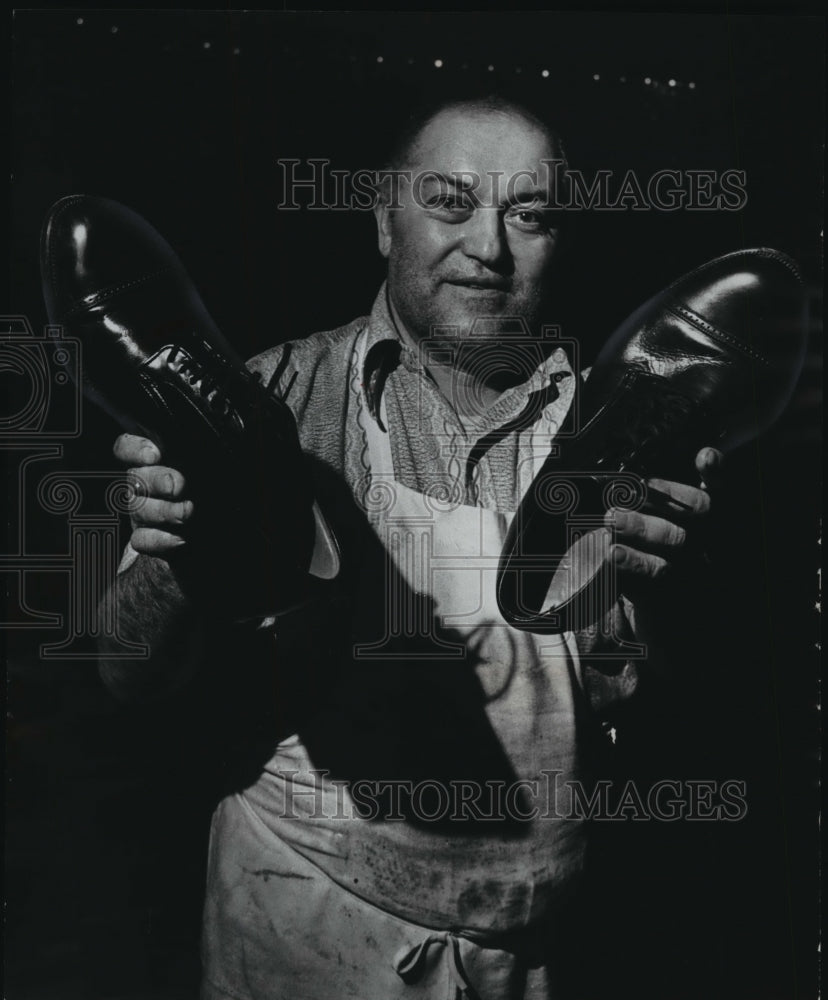 1976 Press Photo Tony Bayer, Owner Of The Blue Canary Nightclub - mja42382-Historic Images