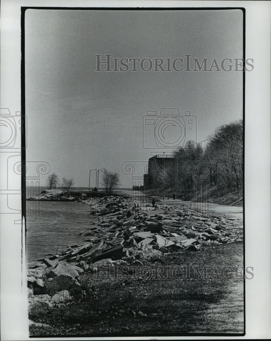 1977 Press Photo Broken Sidewalk along Lake Shore looking towards Bay View Park-Historic Images