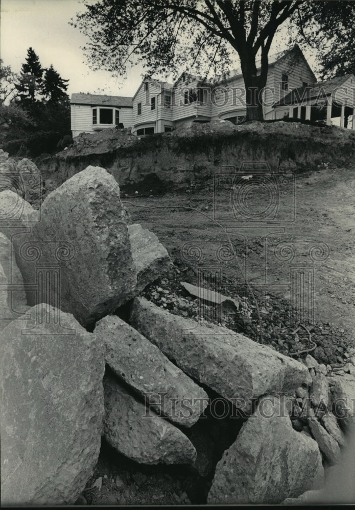 1984 Press Photo Erosion Eating away at backyard in Lake Michigan - mja42465 - Historic Images