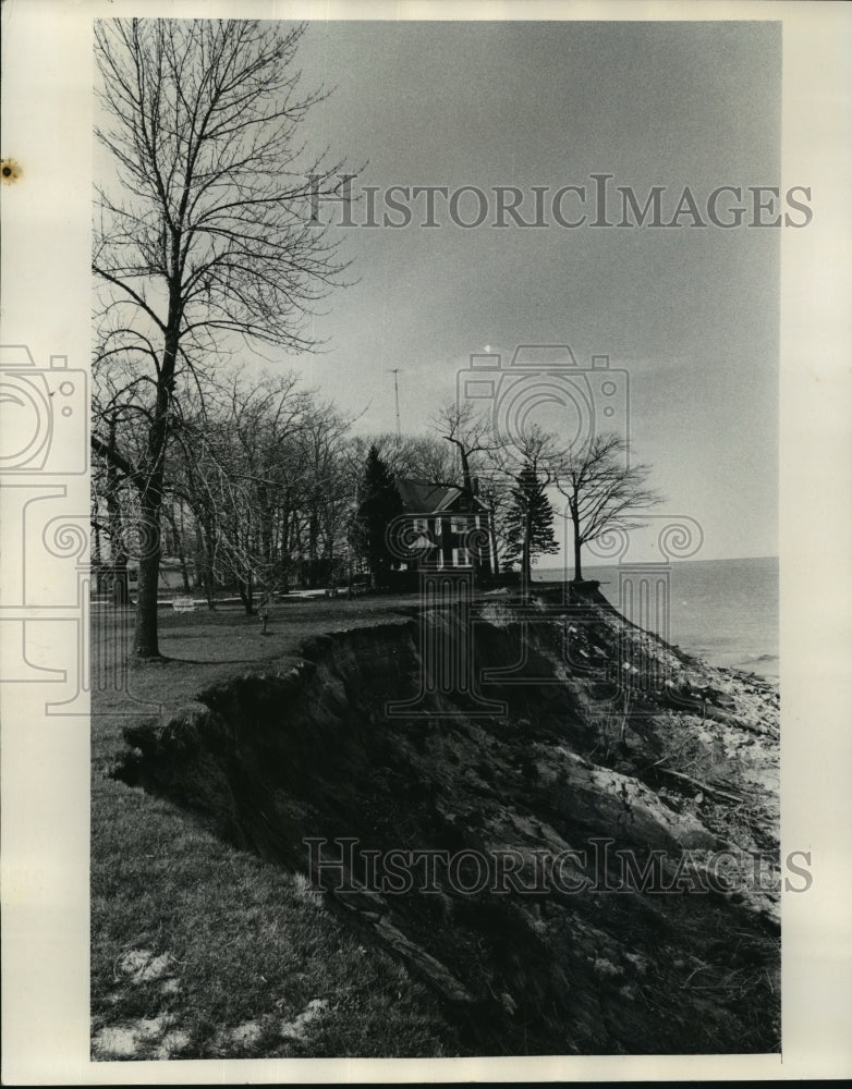 1973 Press Photo Lake Michigan Bluff erosion near Dennis Peterson - mja42470-Historic Images