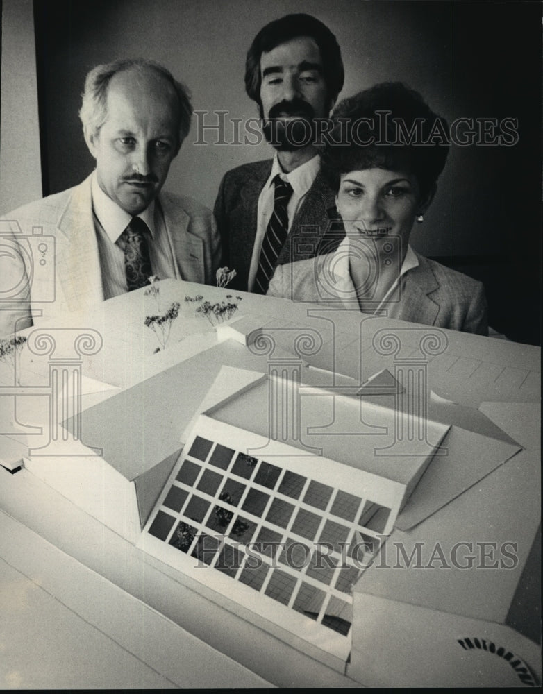 1988 Press Photo Chet Worzella, Marlene Worzella, and John Mikkelson with model - Historic Images