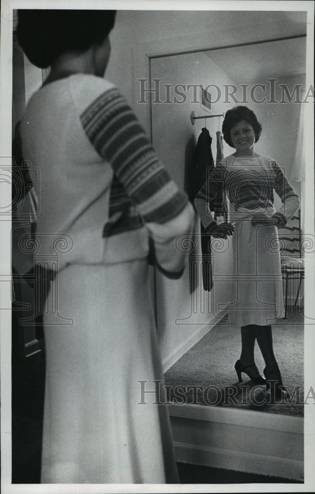 1977 Press Photo Jennifer Waychik Selects the Giamo Two Piece Knit Dress-Historic Images