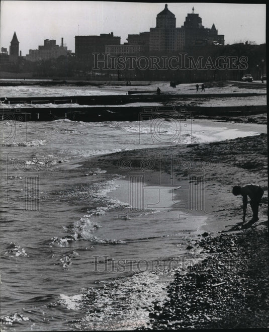 1958 Press Photo Spring Fever Attracts Milwaukeeans to the Lake Front-Historic Images