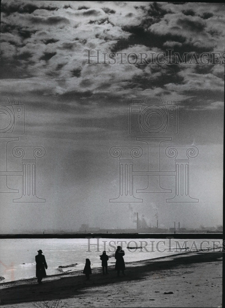 1957 Press Photo Family walks along McKinley beach at Lake Michigan - mja42553 - Historic Images