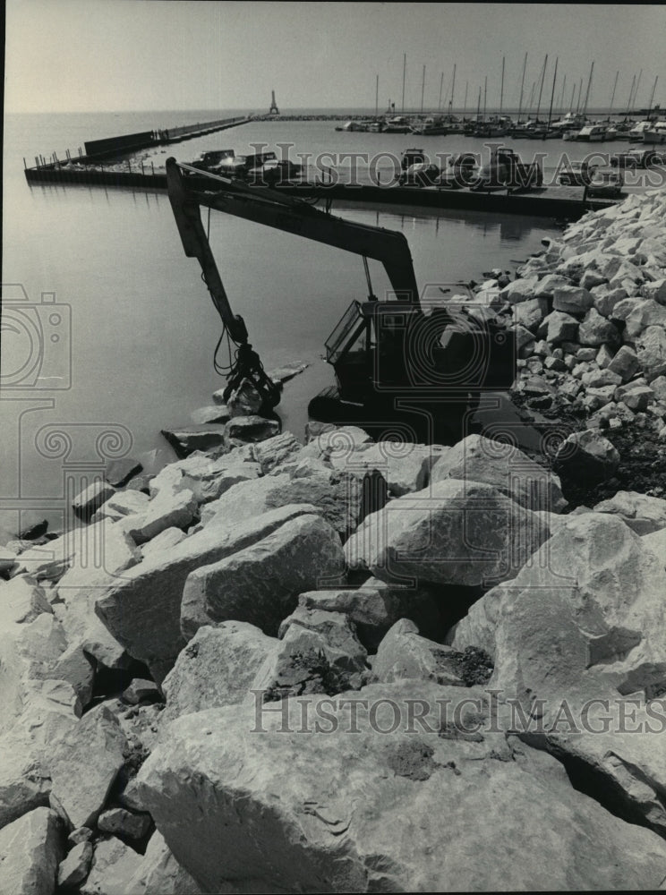 1986 Press Photo Riprap at Lake Michigan Port Washington water treatment plant - Historic Images