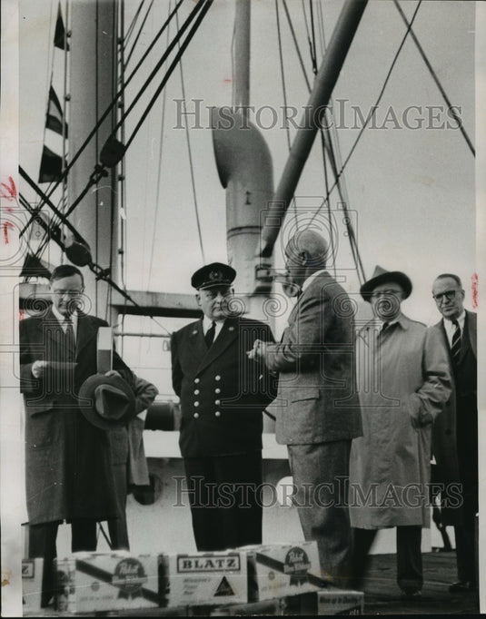 1959 Press Photo Mayor Zeidler presents gift of Milwaukee beer & cheese to Capt.-Historic Images