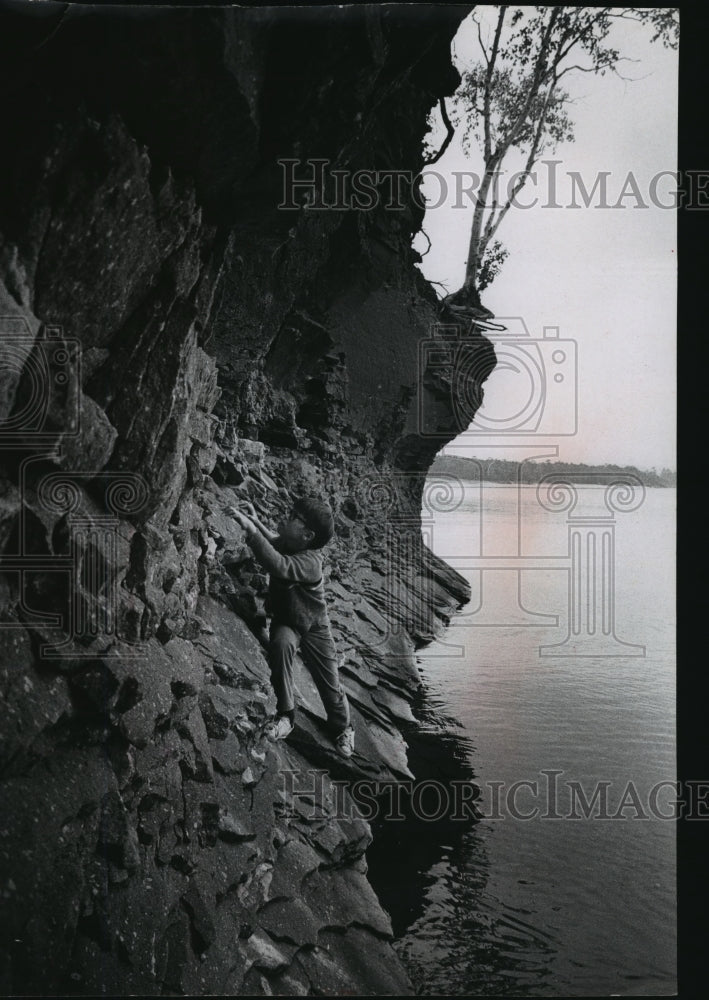 1969 Press Photo Britton Dornquast explored the shoreline of Little Presque isle - Historic Images