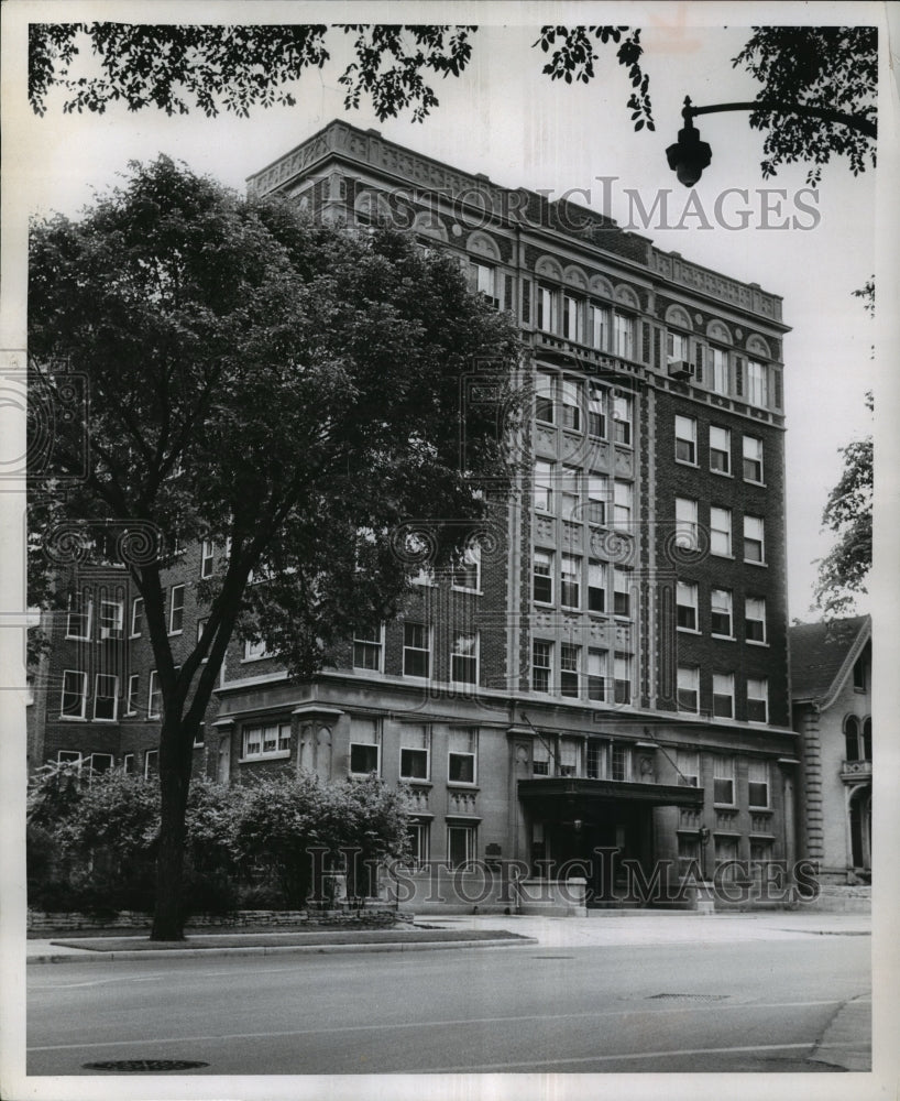 1958 Press Photo Lakeshore Apartment Building Purchased By Exton Realty Company-Historic Images