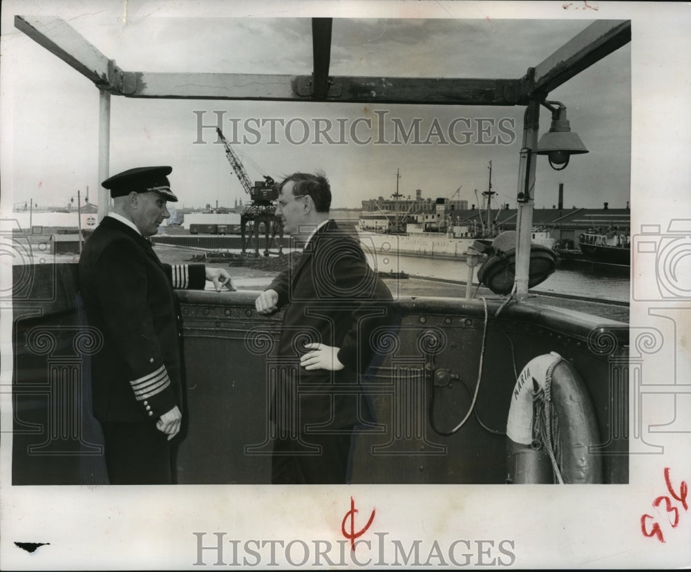 1959 Press Photo Mayor Zeidler And Captain Helember Sandell Aboard The Maria-Historic Images