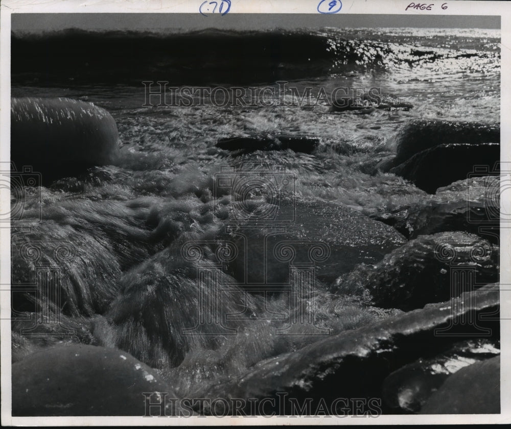 1968 Press Photo Lake Michigan&#39;s icy shallows along the shore - mja42759 - Historic Images