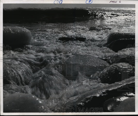 1968 Press Photo Lake Michigan's icy shallows along the shore - mja42759 - Historic Images