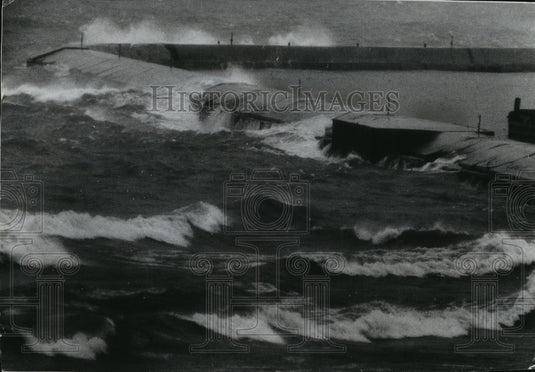 Press Photo Lake Michigan whitecaps colliding with government breakwater - Historic Images