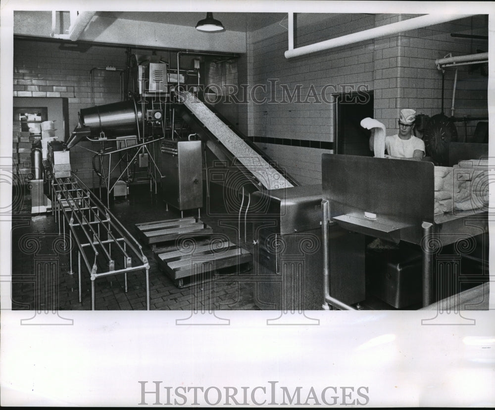 Press Photo Lake to Lake Dairy Co-op in Kiel, Wis. has a brand new machine - Historic Images