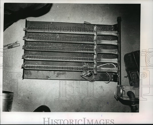 1989 Press Photo Edward Zarnov, Sr. home, furnace burner defective - mja42769 - Historic Images