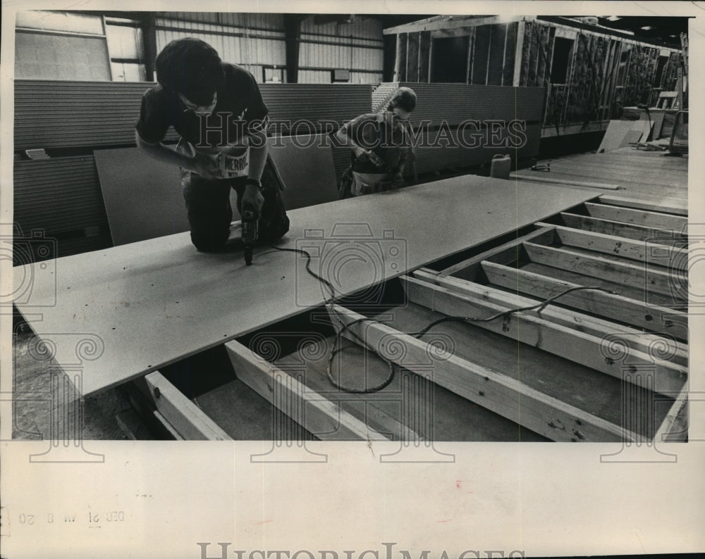 1973 Press Photo Mary Ann Zastrow, Rose Johnston Work As Wall Builders - Historic Images