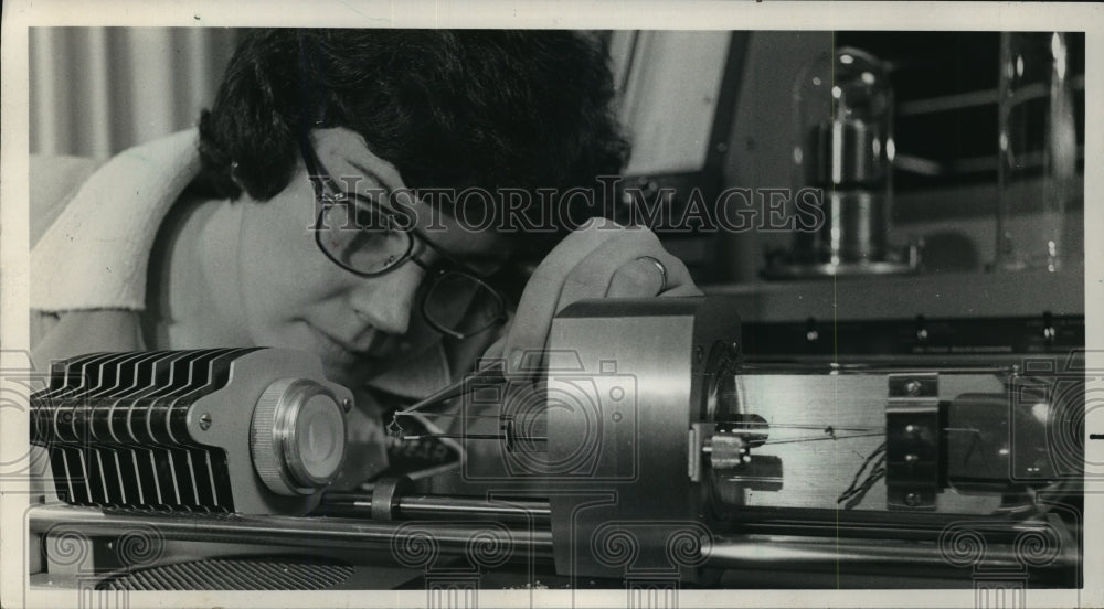 1980 Press Photo Goodyear Tire &amp; Rubber Company Chemist At Work - Historic Images