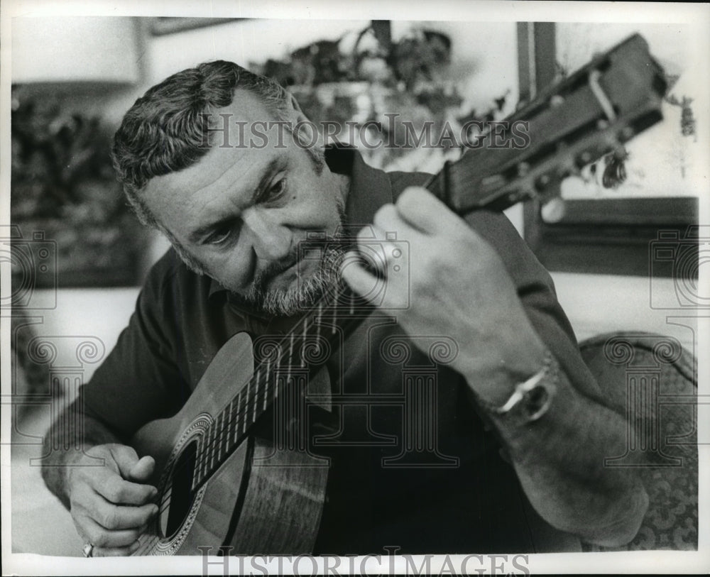 1969 Press Photo Frankie Laine, Popular Musician, Plays Guitar - mja42993-Historic Images