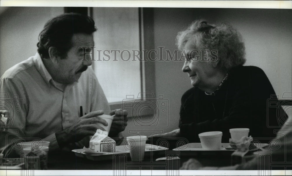 1995 Press Photo Clarence Kincaid and Helen Dahlike eat lunch at La Guadalupana - Historic Images