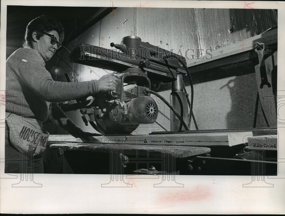 1973 Press Photo Lillian Rader Uses Power Saw-Wisconsin - Historic Images