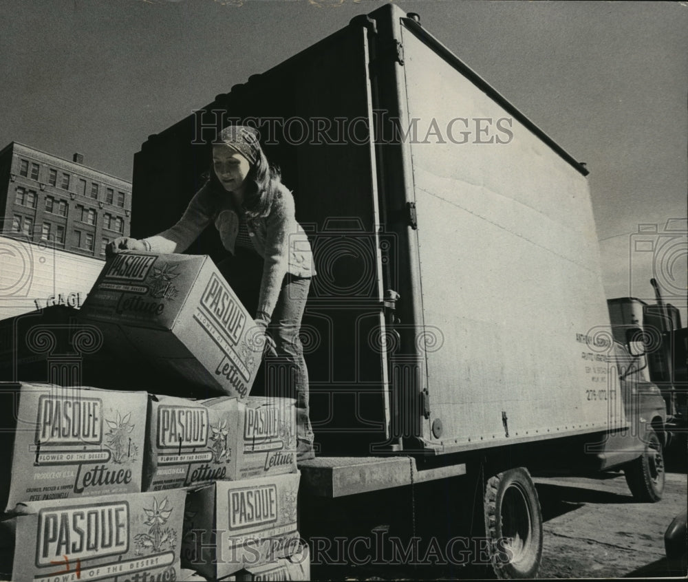 1976 Press Photo Joan Amborwiak, Truck Driver for Milwaukee&#39;s Commission Row-Historic Images