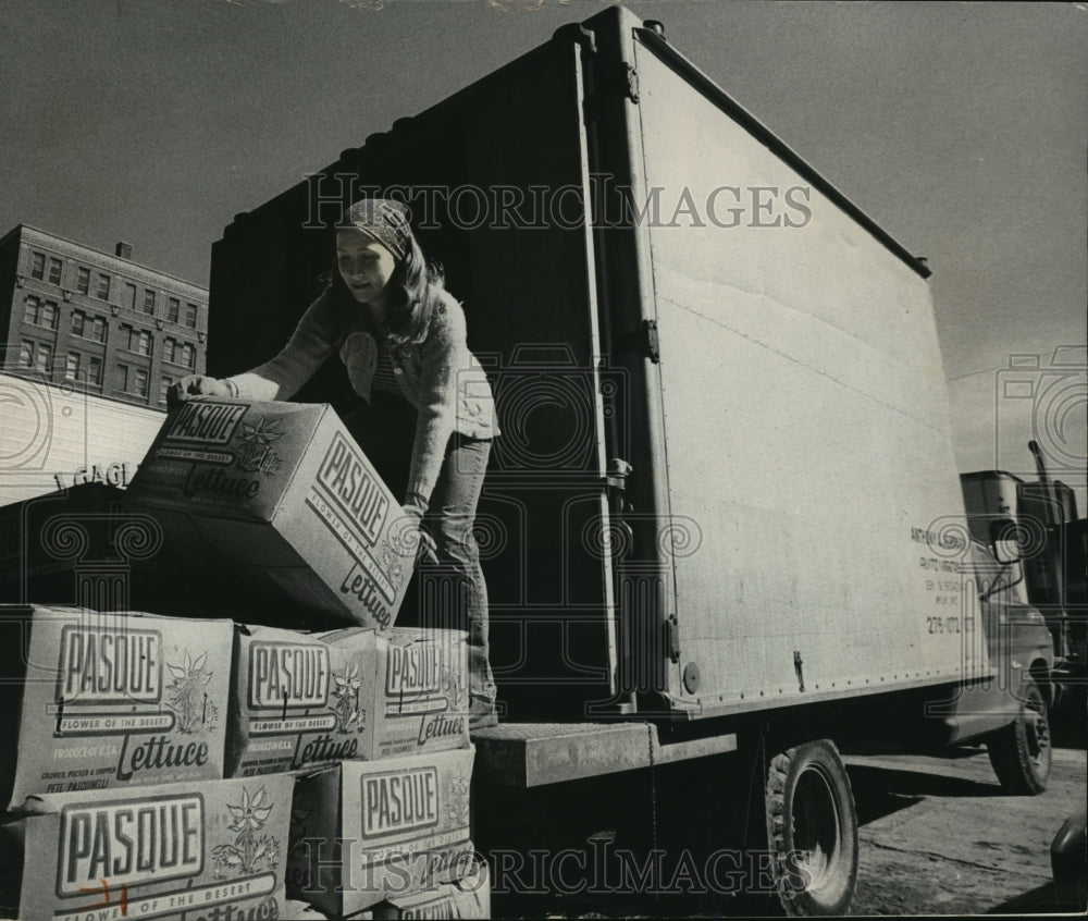 1976 Press Photo Joan Amborwiak, Truck Driver for Milwaukee's Commission Row-Historic Images