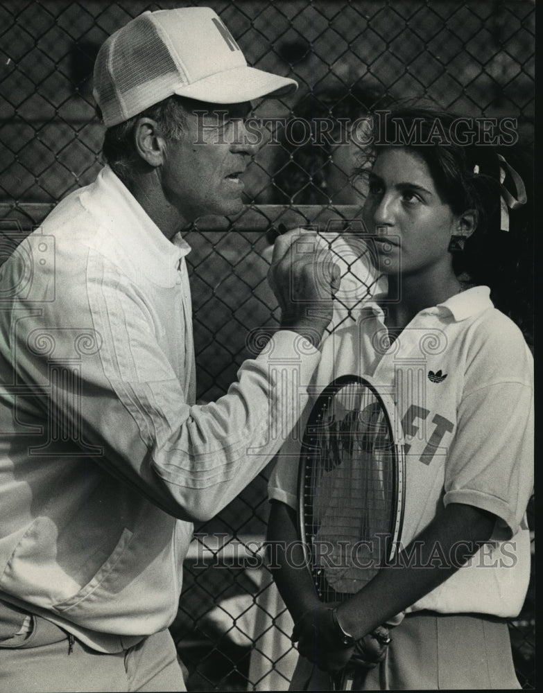 1988 Press Photo J. Cary Bachman gives advice to Nicolet player Leslie Eisen - Historic Images