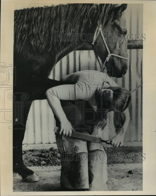1975 Press Photo Betsy Merrit at the Poterville School of Horseshoeing - Historic Images