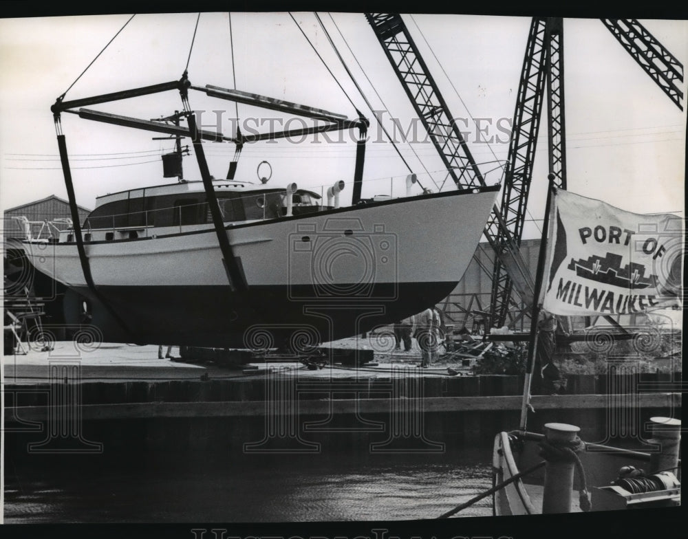 1962 Press Photo Motorsailer Phyllis S is Launched at Jones Island, Milwaukee-Historic Images