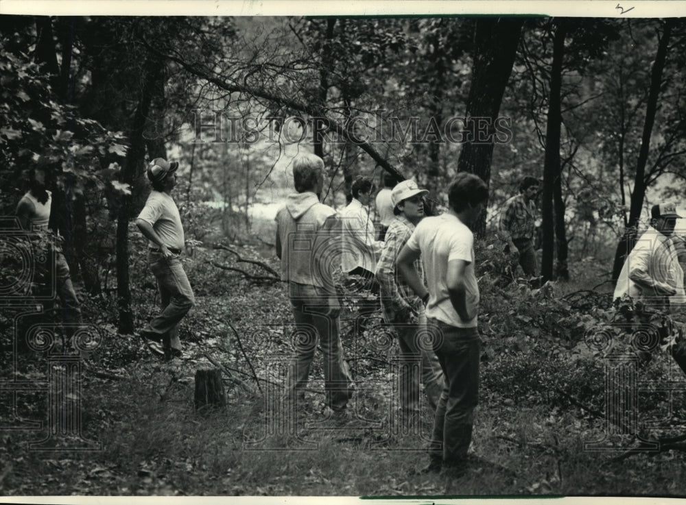 1987 Press Photo Volunteers Search the Woods Near Barbara Blackstone&#39;s House - Historic Images