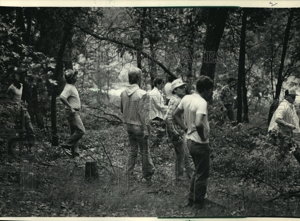 1987 Press Photo Volunteers Search the Woods Near Barbara Blackstone's House - Historic Images