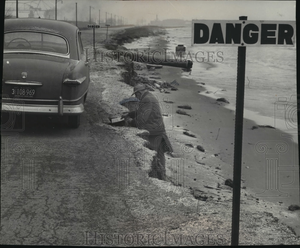 1951 Press Photo Danger signs warn to stay away from Lake Michigan eroding roads - Historic Images