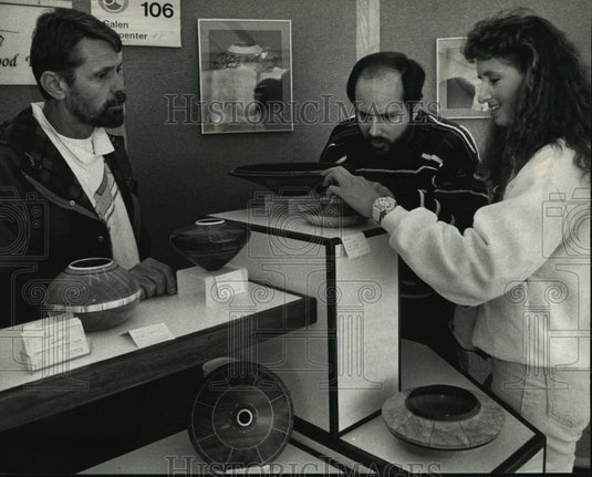 1992 Press Photo Lakefront Festival of Arts patrons admire wooden vessels-Historic Images