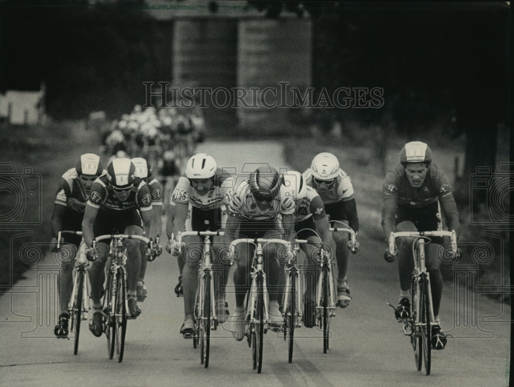 1987 Press Photo A breakaway Group Cyclist at Kiekhaefer Aeromarine Road Race - Historic Images