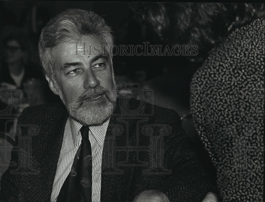 1990 Press Photo Dennis Barrie at Mil Hyatt Hotel - mja43448-Historic Images