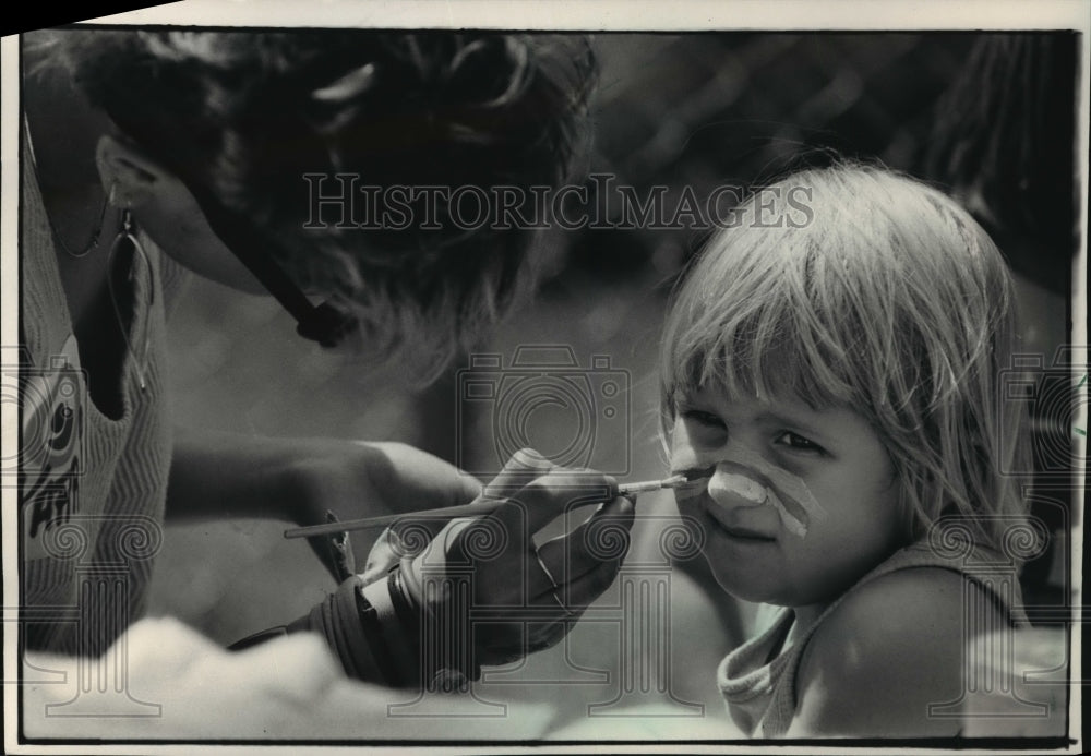1987 Press Photo Karrie Mahne Paints Child at the Lakefront Festival of the Arts-Historic Images