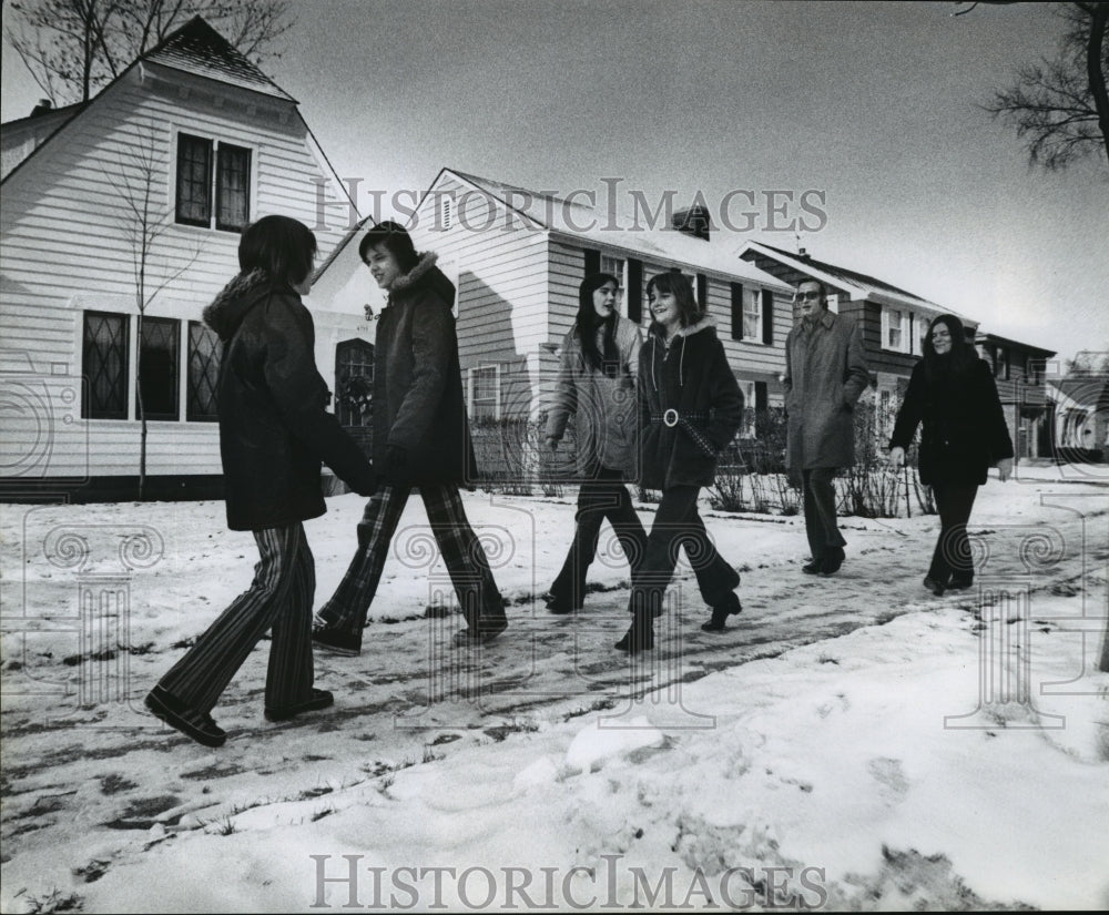 1974 Press Photo The Thomas Blackburn family out for a walk, known to be carless-Historic Images