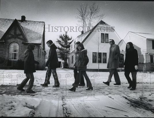 1974 Press Photo Thomas Blackburn and family. The no car family out for a stroll-Historic Images