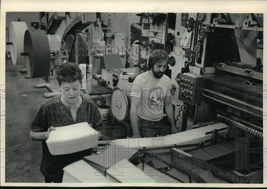 1983 Press Photo Marion Forga and Larry Hamilton Working at a Napkin converter-Historic Images